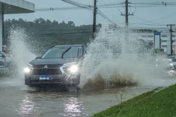 Fotos e vídeos: alagamento na Via Rápida exige atenção de motoristas em Criciúma