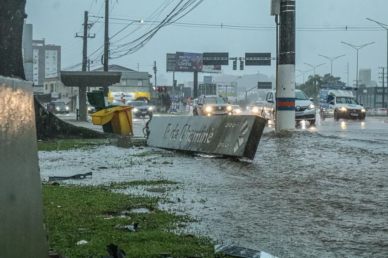 Praça da Chaminé fica alagada após fortes chuvas em Criciúma; veja fotos e vídeos