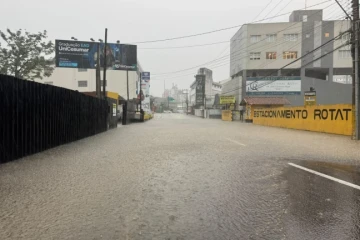 Rua próxima ao estádio Heriberto Hülse é tomada por água