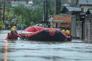 Corpo de Bombeiros resgata famílias ilhadas de bairros alagados em Criciúma; veja fotos e vídeo