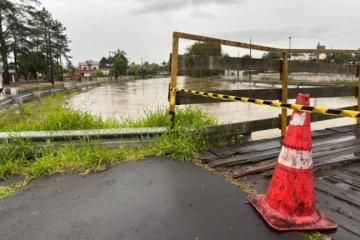 Rio Sangão ultrapassa calha e água invade casas em Criciúma; veja vídeo e fotos