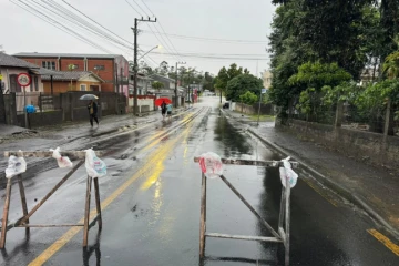 Avenida Assembleia de Deus tem trecho interditado após alagamento em Criciúma