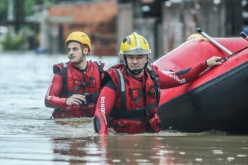 Chuva mobiliza sete equipes de bombeiros e leva militares de folga às ruas em Criciúma e região