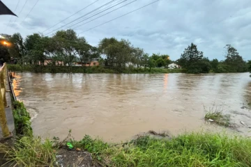 Com medo de rio extravasar, moradores do bairro Sangão começam a erguer móveis