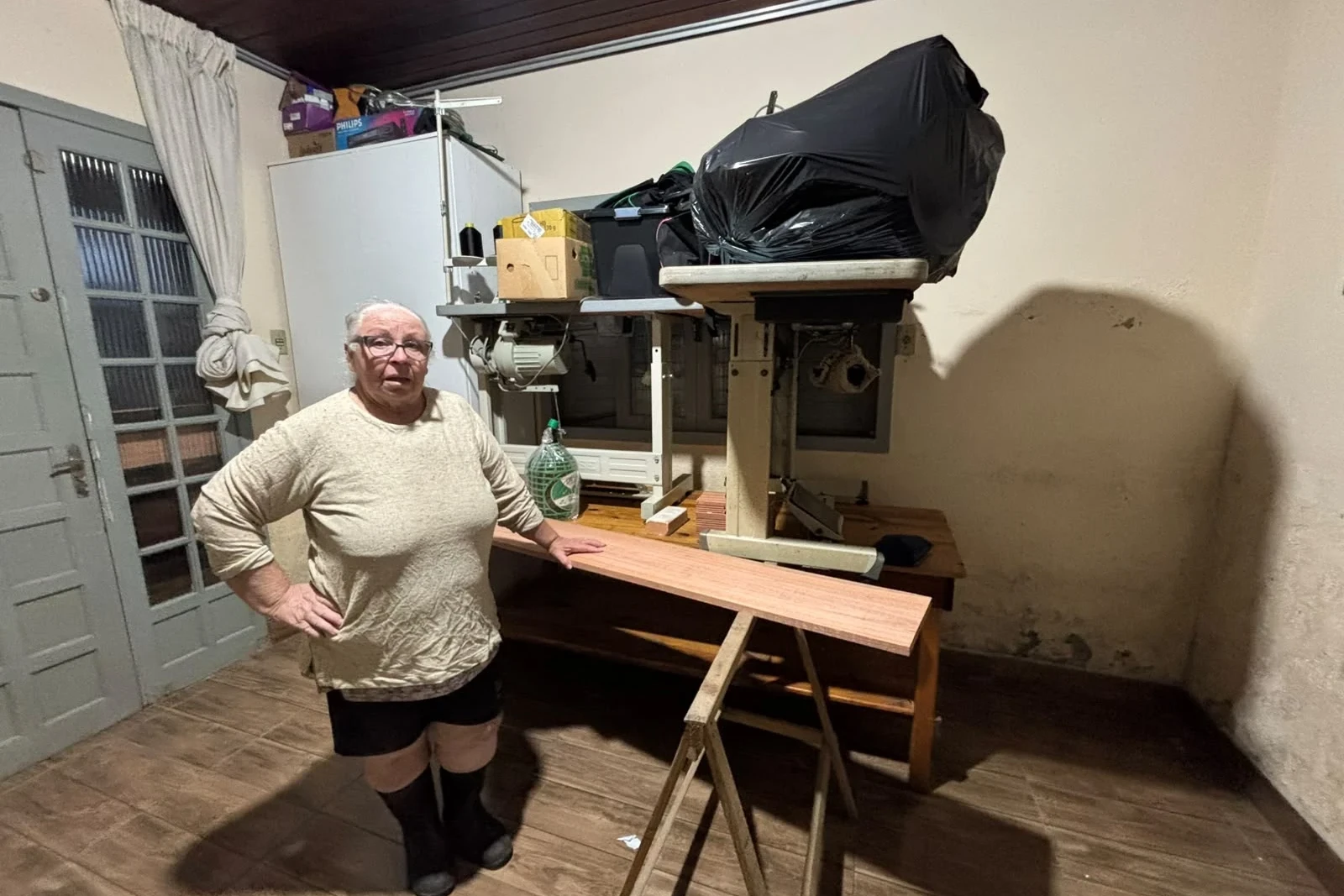 Fotos: moradores erguem móveis com medo de água invadir casa em Criciúma