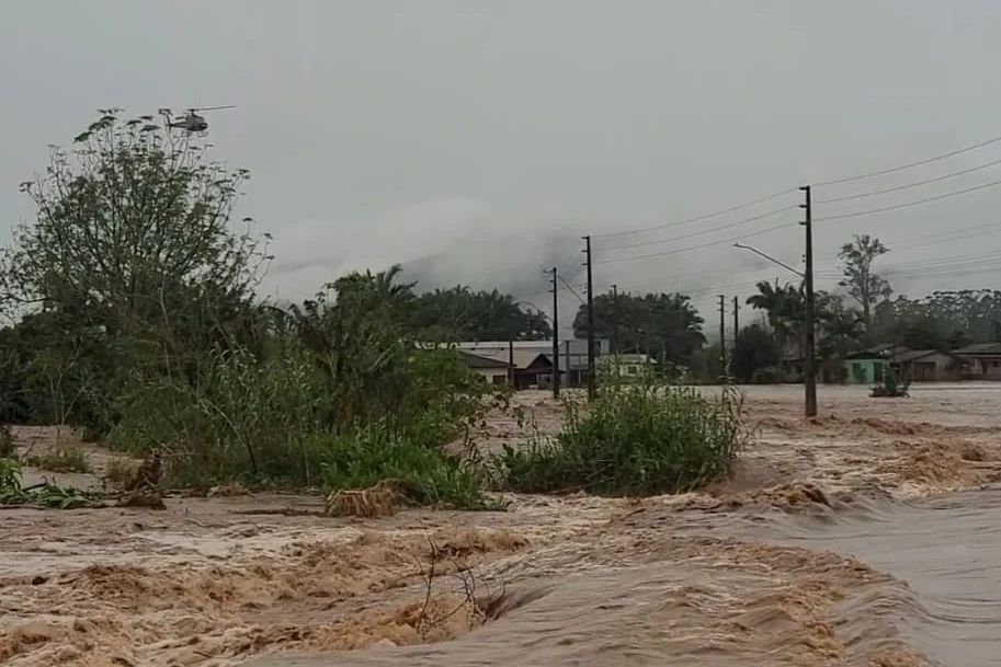 Serviço Aeromédico resgata pessoas ilhadas em Timbé do Sul