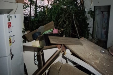 Parede desaba após deslizamento de terra e moradores deixam residência