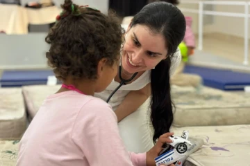 Biomédica realiza atendimento voluntário em abrigo após chuvas atingirem o Sul de SC