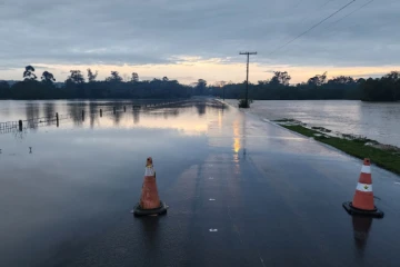 Rodovia Fortunato Salvan é interditada devido ao acúmulo de água na pista