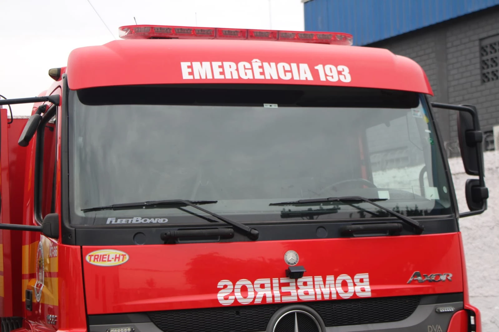 Bombeiros que realizavam resgate de vítimas da enchente combatem incêndio em dois ônibus