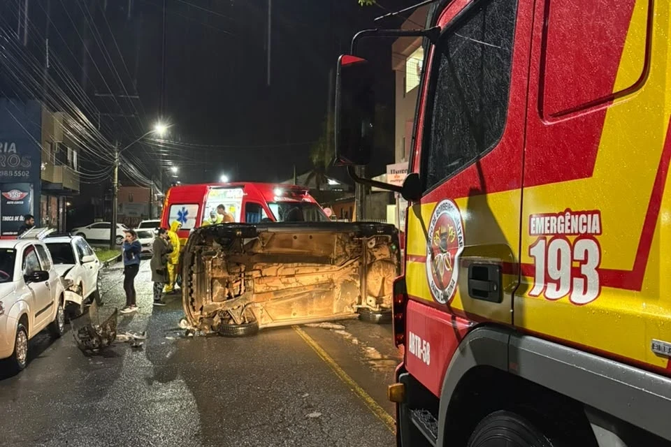 Condutora fica ferida após perder o controle do veículo, colidir com carros estacionados e capotar