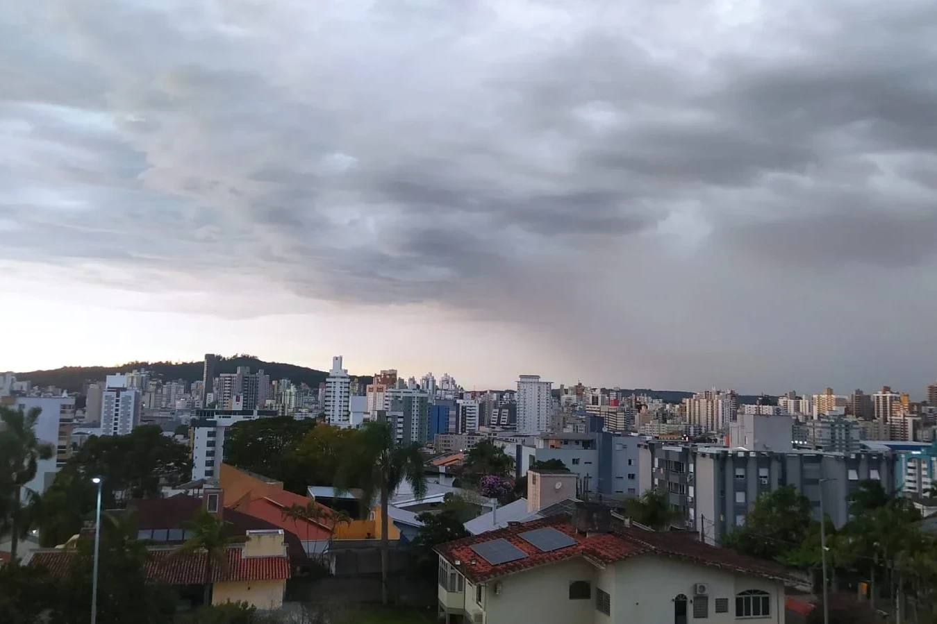 Com previsão de chuva, terça-feira será nublada em Criciúma