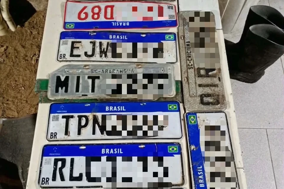 Chuva carrega placas de veículos pelas ruas de Criciúma; DTT orienta motoristas
