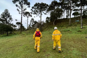 Vídeo: drones e equipes especializadas reforçam buscas por helicóptero desaparecido em SC
