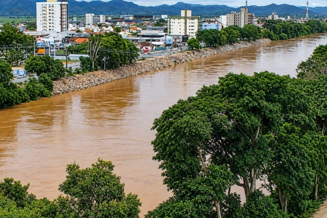Chuva supera 100 milímetros em pontos de Tubarão e contribui para elevação do Rio