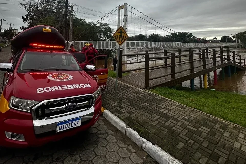 Rio Araranguá volta a subir e fica a 20 centímetros da cota de inundação