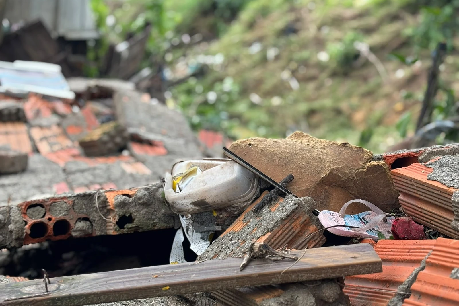 Fotos: moradores iniciam a terça-feira contabilizando prejuízo e limpando imóveis em Criciúma