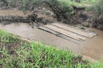 Chuva intensa causa alagamentos e derruba ponte de madeira em Içara
