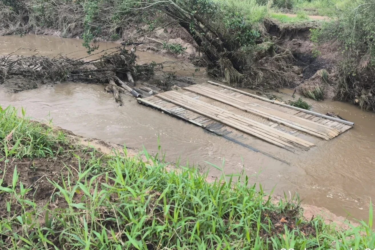 Chuva intensa causa alagamentos e derruba ponte de madeira em Içara