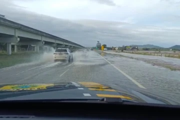 Elevação do rio provoca bloqueio na BR-101 em Araranguá