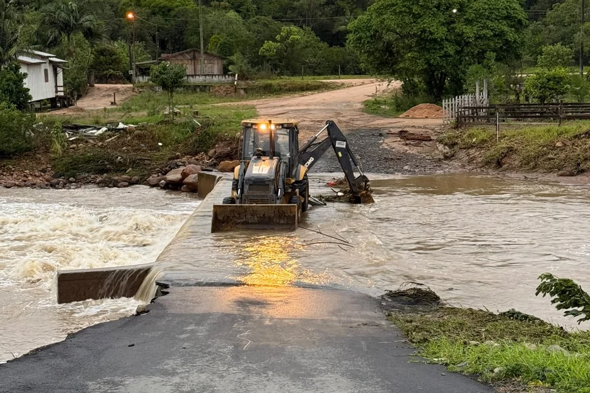 Fortes chuvas elevam nível dos rios e provocam danos em estruturas em Lauro Müller; veja fotos