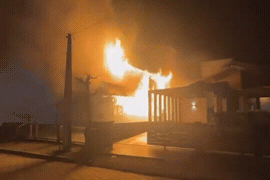 Vídeos: casa de veraneio é destruída por incêndio; proprietários moram na Alemanha