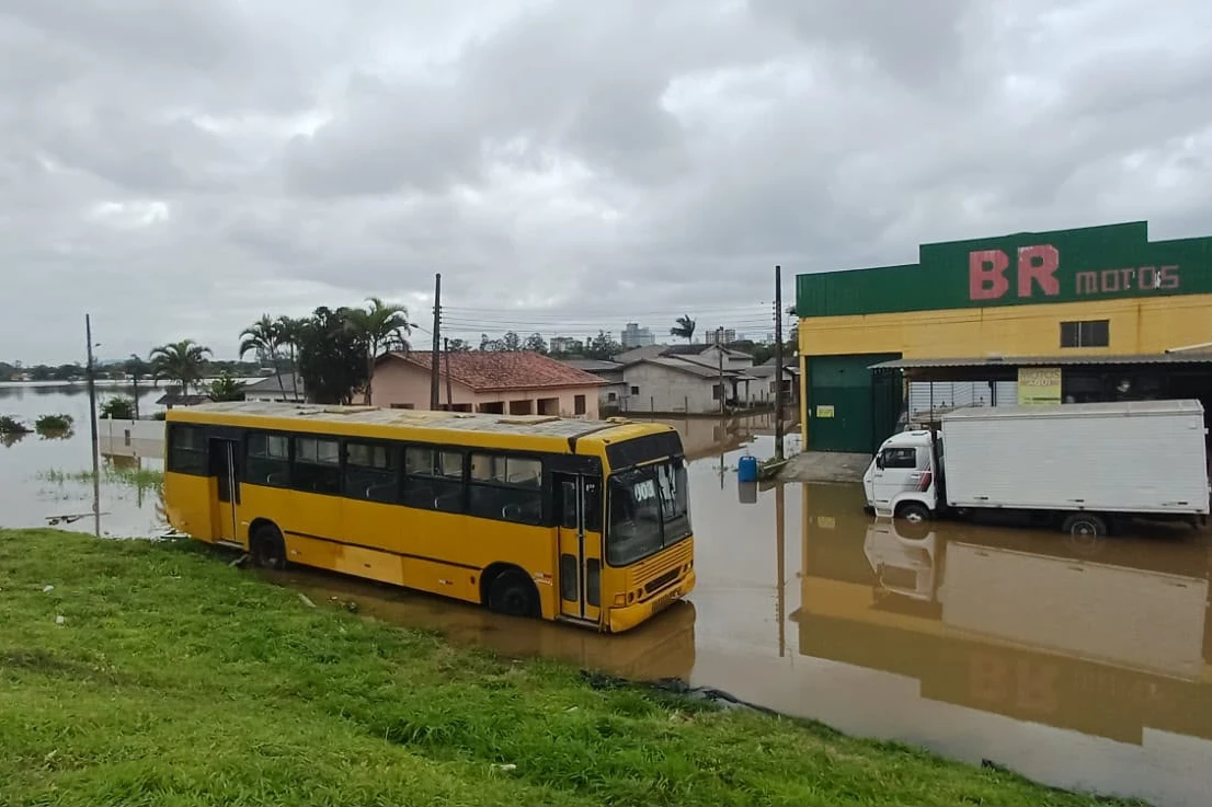 Chuva deixa mais de 50 pessoas desabrigadas e outras 15 famílias desalojadas em Araranguá