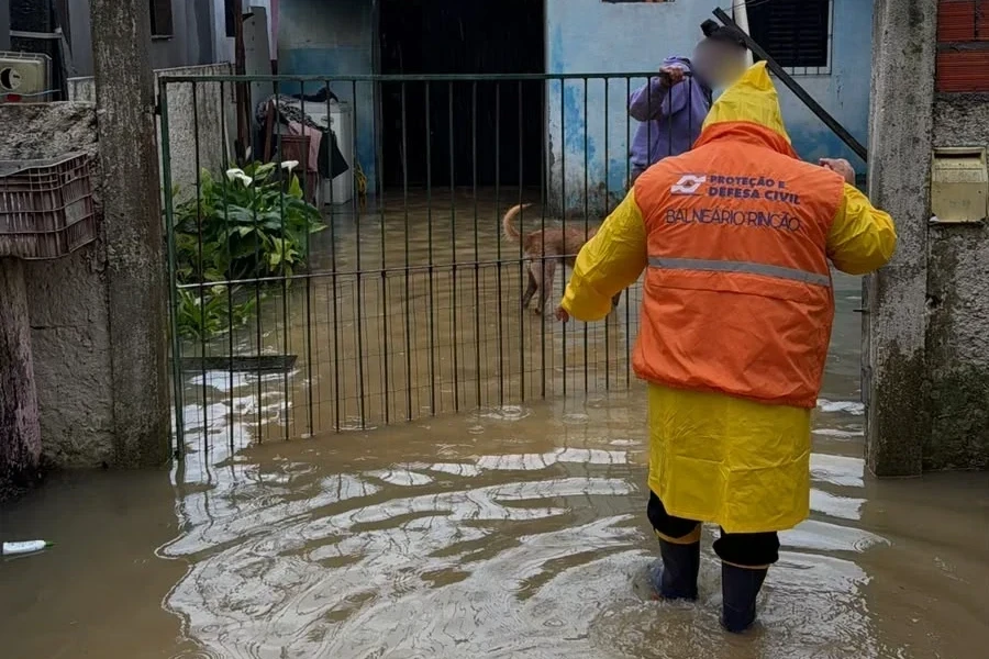 Fotos e vídeos: chuva provoca alagamentos e três destelhamentos em Balneário Rincão