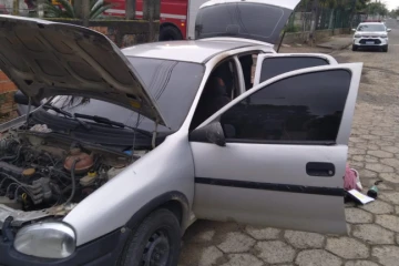 Carro é atingido por incêndio em Criciúma