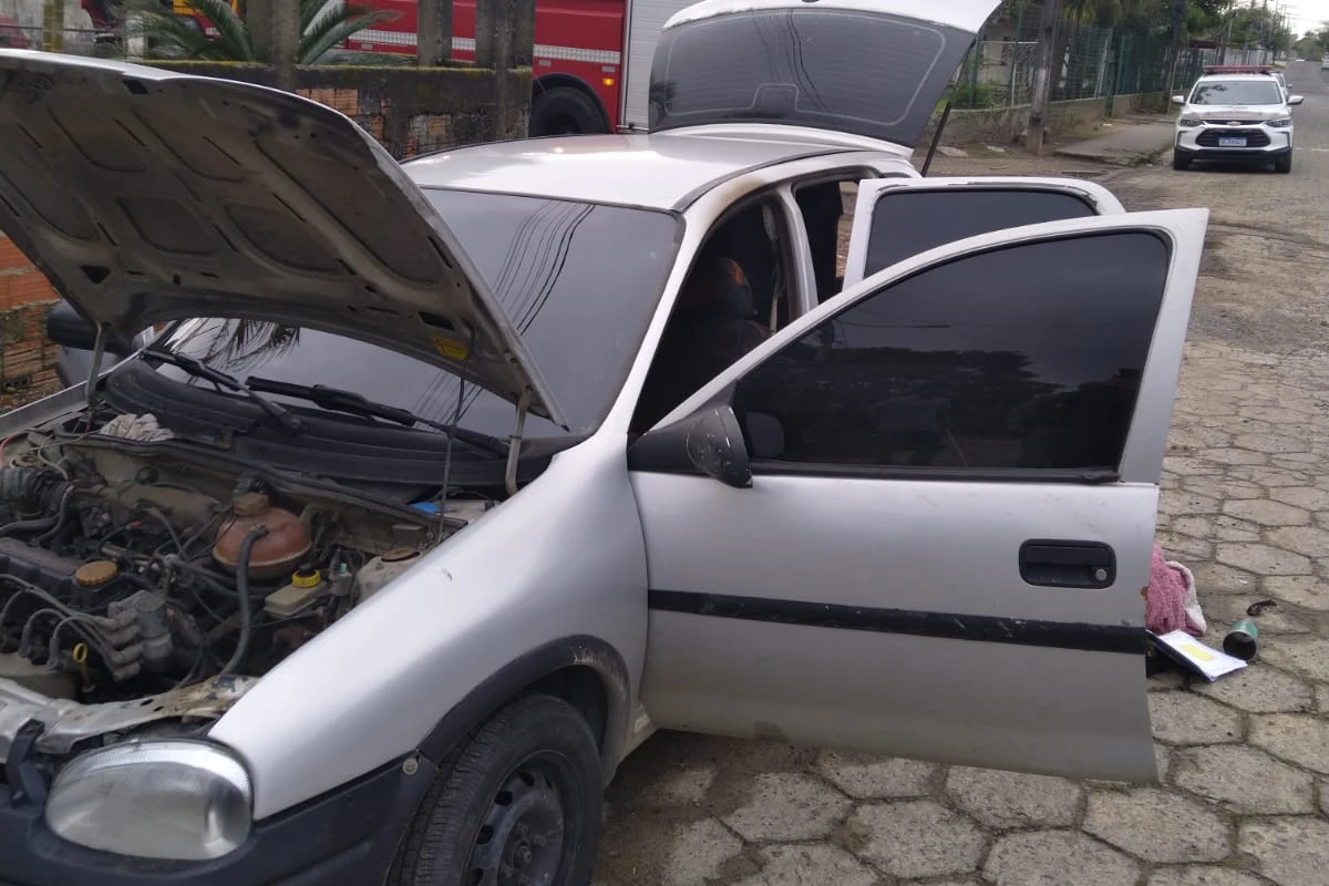 Carro é atingido por incêndio em Criciúma