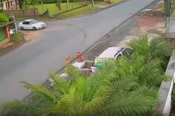 Motociclista é encaminhado ao hospital após colidir em carro estacionado
