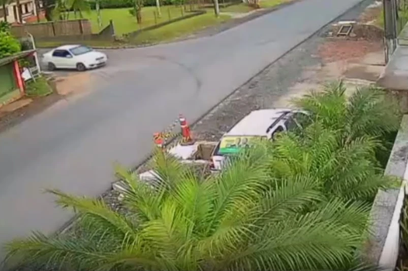 Motociclista é encaminhado ao hospital após colidir em carro estacionado