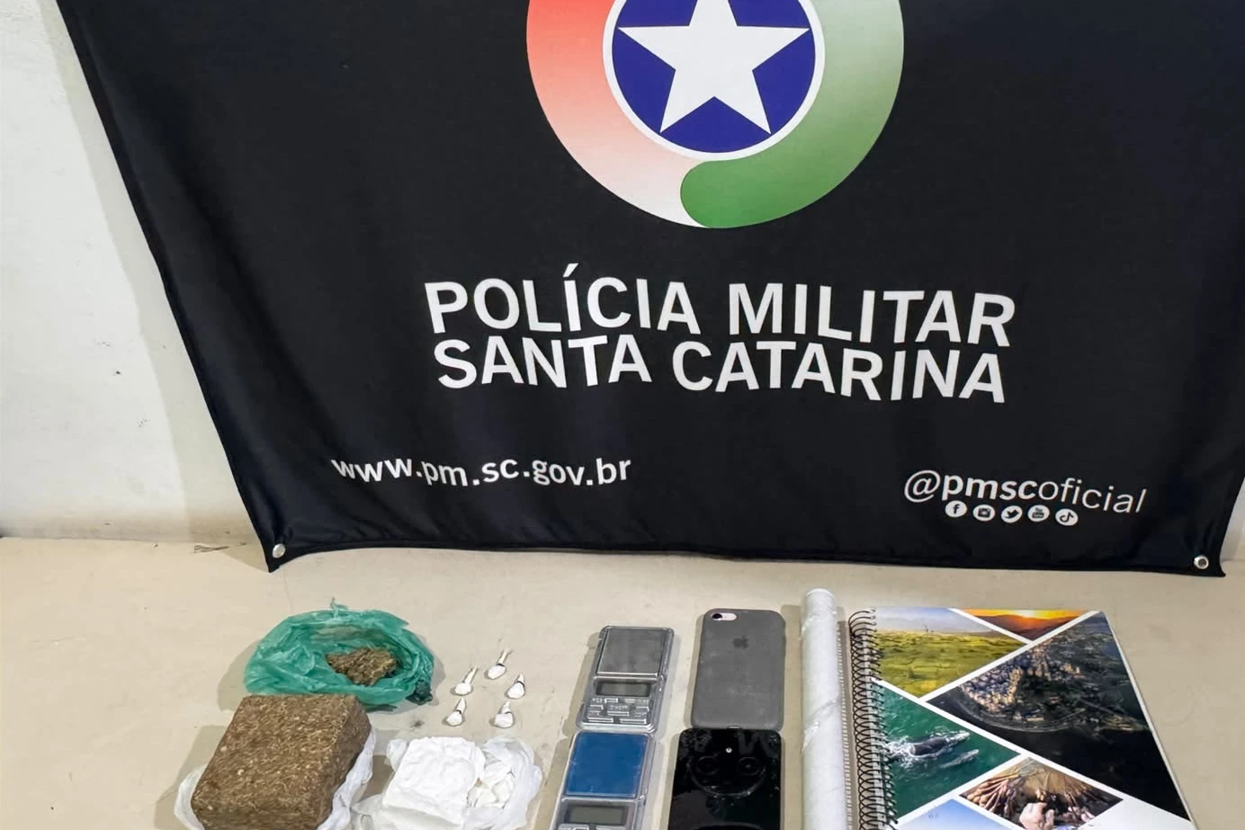 PM apreende drogas e prende homem por tráfico nas proximidades de uma escola