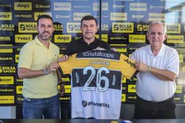Executivo de futebol do Criciúma explica questão contratual de Umberto Louzer