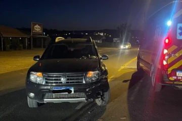 Motociclista sofre fratura após colisão com carro