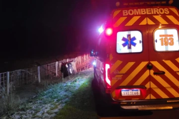 Bombeiros são acionados após veículo capotar e ficar lateralizado em Morro da Fumaça