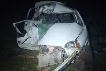 Jovem fica gravemente ferido após perder controle do carro e colidir em árvore em Içara
