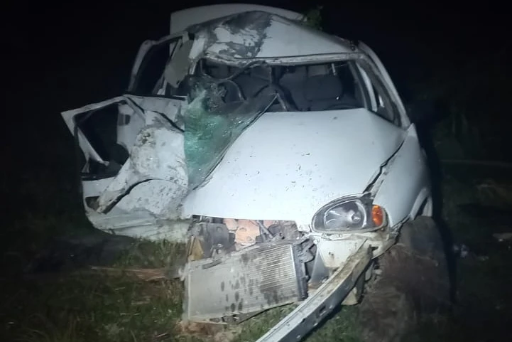 Jovem fica gravemente ferido após perder controle do carro e colidir em árvore em Içara