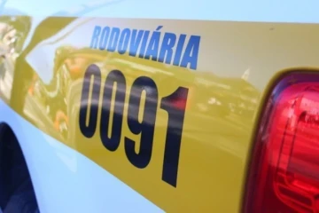 Jovem fica gravemente ferido após perder controle do carro e colidir em árvore em Içara