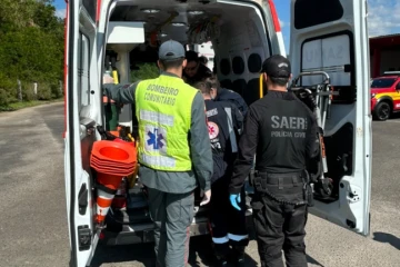 Motociclista fica com fraturas expostas após colisão com caminhão em Lauro Müller