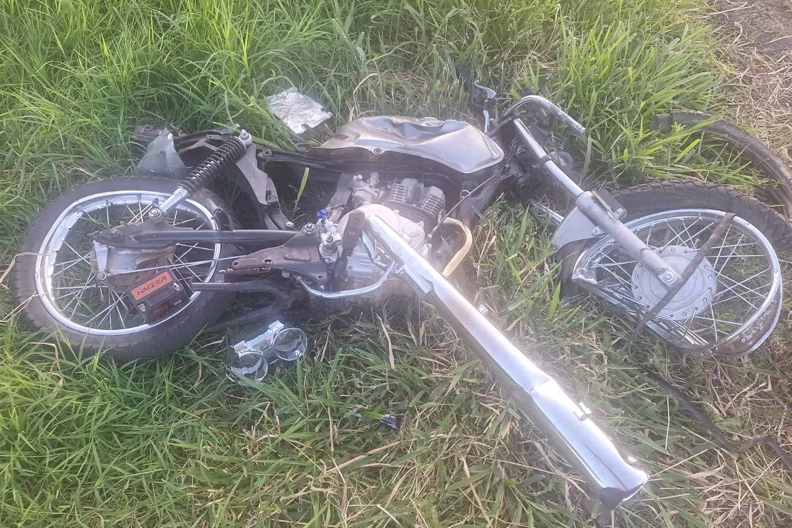 Adolescente fica gravemente ferido após colidir moto em carreta e carro na SC-157
