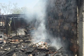 Residência é destruída após ser atingida por incêndio em Balneário Rincão