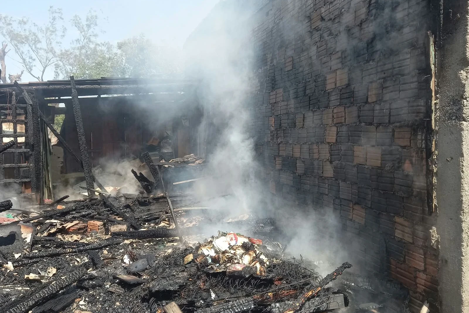 Residência é destruída após ser atingida por incêndio em Balneário Rincão