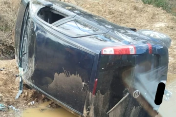Homem é encaminhado ao hospital após carro sair da pista