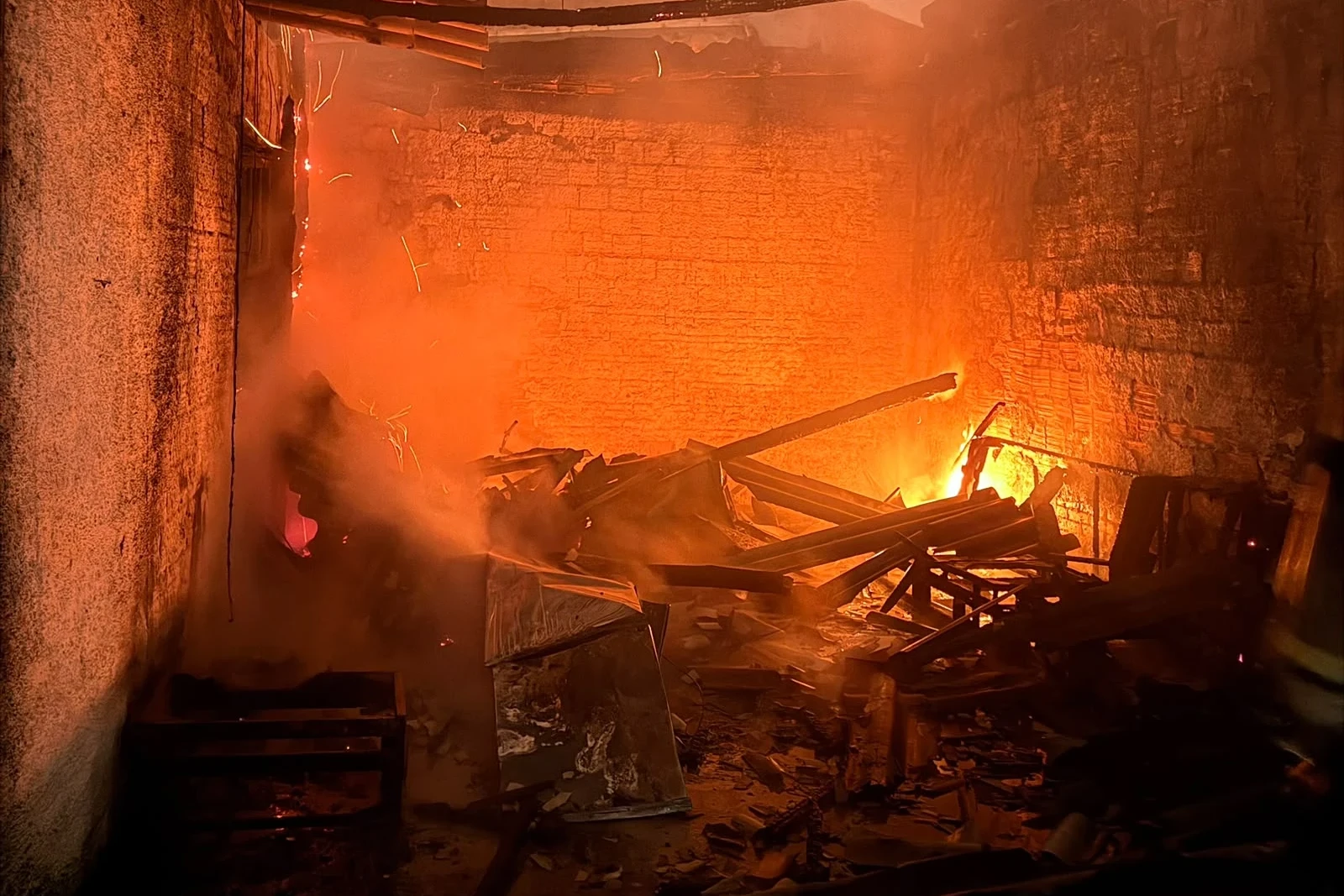 Garagem é atingida por incêndio em Criciúma