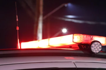 Homem é encaminhado à delegacia após agredir pessoas em via pública