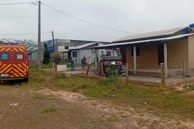 Capotamento deixa motorista ferida na SC-290