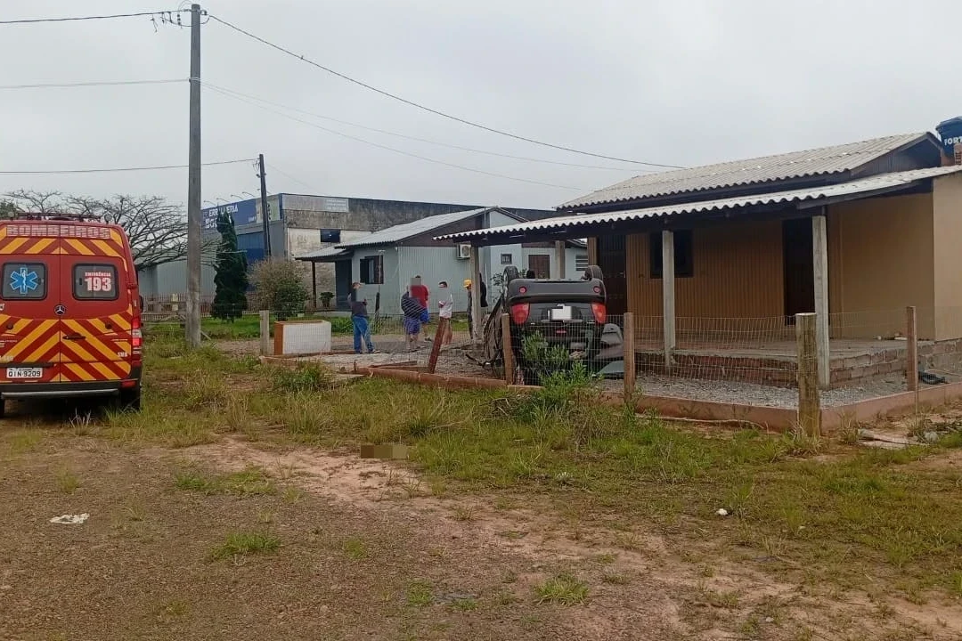Capotamento deixa motorista ferida na SC-290