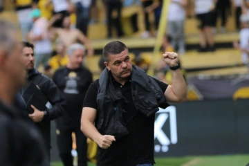 Louzer exalta torcida carvoeira e grupo de jogadores em vitória contra o Avaí