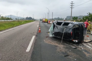 Colisão entre dois veículos deixa vítima ferida em Sangão